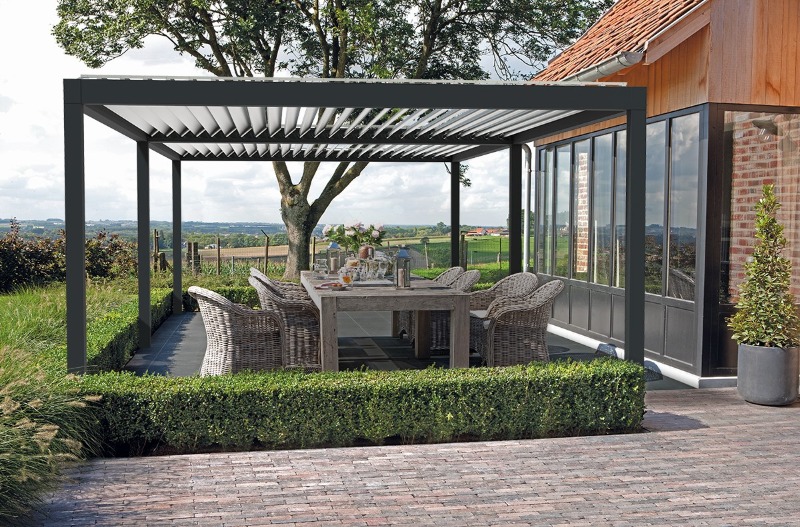 Lamellendak terras in Helvoirt Overkapping met regelbare lamellen in Helvoirt