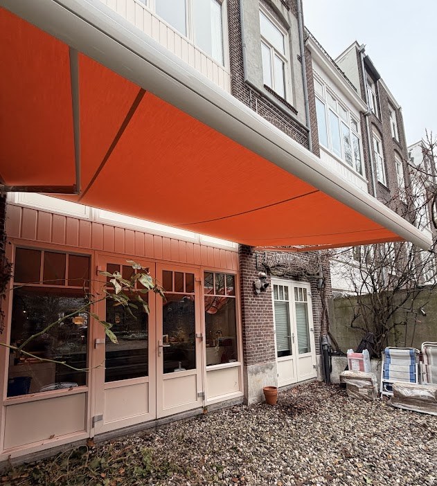 Parel met solar toepassing (1) Parel knikarmscherm voor klanten van Germa Zonwering in Den Bosch