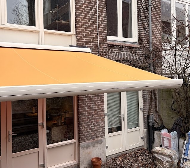 Parel met solar toepassing (1) Knikarmscherm op Solar technologie door Germa zonwering