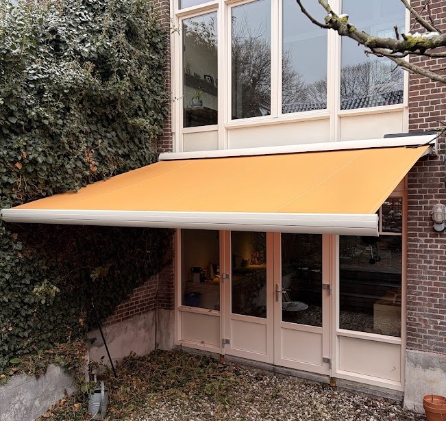 Parel met solar toepassing (3) Knikarmscherm in hartje Den Bosch door Germa Zonwering