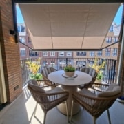 Zonnescherm appartement met straatbeeld door Germa Zonwering