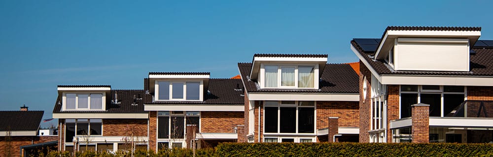 tojuli-nieuwbouwwoning-zonwering-vught Buitenzonwering bij grote glaspartijen van een nieuwbouwwoning om oververhitting te beperken.